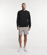 Buzo deportivo negro de poliéster con cuello redondo y mangas largas.