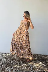 Vestido largo color camel con estampado abstracto en negro, blanco y rosa.
