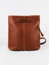 Mochila de cuero graneado color marrón con bolsillo exterior e interior con cierre y compartimiento interno para celular.