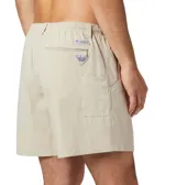 Short de baño negro Columbia Backcast III con tecnología Omni-Shade™ UPF 50, de secado rápido, con cintura elástica ajustable con cordón, bolsillos laterales de malla, bolsillo trasero con cremallera y forro interior de malla.