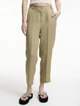 Pantalón color beige de lino, corte recto, con bolsillos laterales y pretina elástica en la trasera.