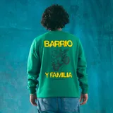 Buzo verde oscuro con cuello redondo, puños y cintura acanalados. Estampado amarillo en el pecho con la frase "Barrio y Familia".
