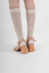 Sandalias de cuero metalizado color naranja, con plantilla cuadrada y taco de 5cm.