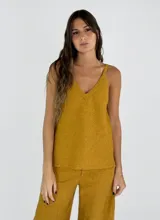 Musculosa amarilla de lino con breteles finos y escote en V.