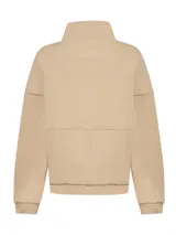 Buzo color beige de algodón orgánico, con medio cierre, cuello alto, bolsillo canguro y bordado delicado.