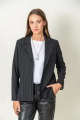 Blazer negro con finas rayas verticales blancas, solapas clásicas y cierre con dos botones.