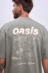 Remera blanca de corte holgado con pequeño estampado en el pecho.