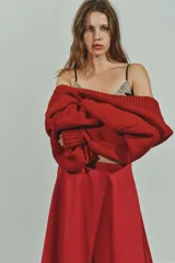 Falda midi roja de tiro medio con pliegues y cierre lateral con cremallera oculta.