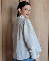 Blusa celeste con cuello mao y mangas abullonadas.