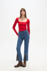 Remera blanca de manga larga y corte ajustado al cuerpo, con escote cuadrado.