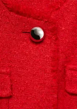Chaqueta roja de tweed con cuello redondo, cierre frontal con botones metálicos y cuatro bolsillos de parche.