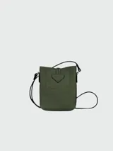 Bolso hobo Longchamp modelo Le Roseau Essential XS, color verde oliva, con cierre de broche metálico plateado y correa larga de cuero negro.