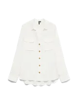 Camisa blanca de mangas largas con vuelta, cuello clásico, cierre frontal con botones y dos bolsillos con solapa en el pecho.