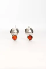 Par de aros colgantes plateados con piedra redonda color naranja.