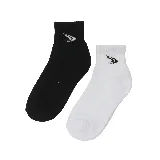 Pack de dos pares de medias soquetes, uno blanco y otro negro, con logo en el tobillo.