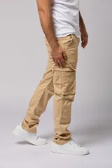 Pantalón cargo color marrón claro de gabardina, corte recto y tiro medio, con bolsillos laterales con solapa y bolsillos traseros.