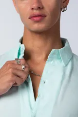 Camisa celeste de manga corta con cuello clásico y calce oversize.