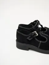 Guillerminas de cuero gamuza color marrón con pespuntes en hilo blanco, taco de 4cm y plataforma de goma.