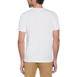 Remera blanca de algodón con estampa frontal de un pingüino dentro de un recuadro con fondo de hojas y las palabras "Original Penguin" en rojo y naranja.