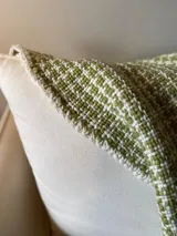 Caminero, manta o pie de cama tejido artesanalmente en lana teñida naturalmente, color verde y blanco.