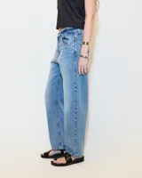 Jean celeste de fit relajado con pinzas a la altura de la rodilla que le dan un corte levemente barrel. Tiene cartera con cierre metálico y botón Naum niquel. Bolsillos laterales con remache metálico en delantero. En la espalda, tiene 2 bolsillos plaque. Tiro medio. Lavado stone.