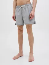 Short de baño celeste y blanco a rayas verticales, confeccionado en tejido seersucker. Cuenta con cintura elástica con cordón ajustable, bolsillos delanteros y un bolsillo trasero.