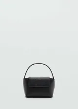 Bolso negro con textura de piel de avestruz, forro interior, asa corta y cierre de imán.