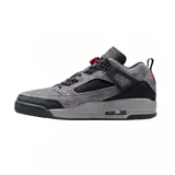 Championes urbanos de caña baja marca Jordan, modelo Spizike Low, en tonos grises con detalles en negro y rojo. Presentan superposiciones de cuero texturizado, paneles de malla y la icónica suela con cámara de aire visible.