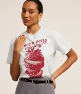 Remera blanca de algodón con cuello redondo y mangas cortas. Estampa frontal de una frutilla y la frase "Have a berry nice day!".