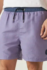 Short de baño estampado con cintura elástica ajustable con cordón, dos bolsillos laterales y uno trasero. Confeccionado en tela ligera de secado rápido y logo bordado.