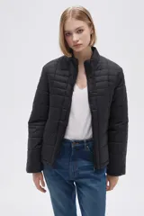 Campera puffer negra con cuello mao y cierre frontal con cremallera.