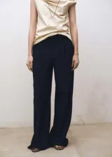 Pantalón de vestir azul marino, de corte palazzo, con pinzas en la cintura y bolsillos laterales.