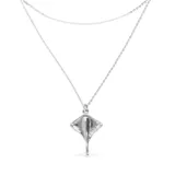 Colgante de doble cadena corta plateada con dije de mantarraya.