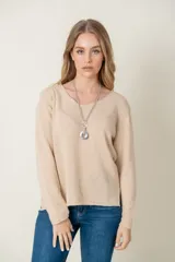 Sweater color beige de lana y viscosa, de corte clásico y cuello en V.