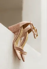 Sandalias de fiesta color rosa viejo, con taco bloque de 8 cm y pulsera al tobillo con hebilla dorada. Fabricadas en tela tipo terciopelo, con forro y plantilla de cuero.