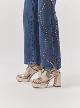 Sandalias de cuero color bronce, con plataforma y taco geométrico.