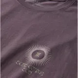 Remera color bordeaux con estampado en el pecho de un sol con texto.