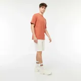 Bermudas deportivas color beige, de corte recto y largo hasta la rodilla. Confeccionadas en tejido de chándal suave y cómodo. Ideales para un look casual y relajado.