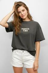 Remera blanca de algodón con estampado frontal con la frase "Golden Mood" en letras doradas.