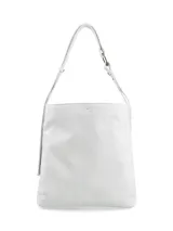 Cartera shopper de cuero color blanco con correa regulable y herraje metálico.