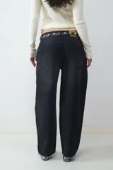 Pantalón jean negro de tiro medio, corte recto y estilo skater.