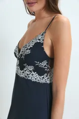 Camisón corto de color azul marino, con tirantes finos y escote en V adornado con encaje floral blanco.