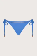 Calzón de bikini azul con tiritas laterales ajustables.