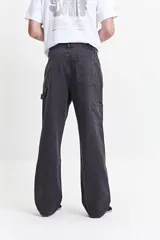 Pantalón carpenter de tela canvas color verde oscuro, tiro medio y corte relajado.