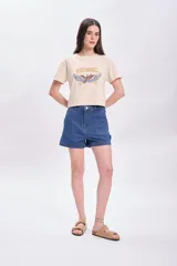 Short de jean azul marino con bolsillos delanteros y traseros.