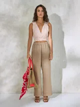 Top corto con breteles finos, escote en V y estampado a rayas verticales rojas y blancas.