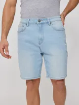 Bermuda de jean celeste, confeccionada en 83% algodón, 15% poliéster y 2% elastano. Diseño clásico con bolsillos delanteros y traseros.