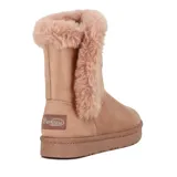 Pantubota color crema con interior de piel sintética y botón decorativo.