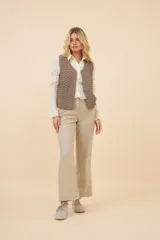 Chaleco marrón con delanteras en punto abanico crochet. Prenda de lana fina sin teñir.