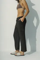 Pantalón negro de lino con bolsillos cargo laterales y corte recto.